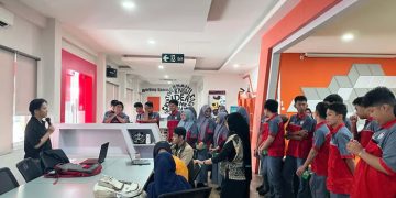 150 Siswa SMK Telkom Makassar Kunjungi Telkom AI Center