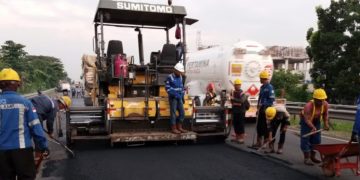TINGKATKAN KUALITAS PERKERASAN JALAN, PT JASAMARGA TOLLROAD MAINTENANCE LAKSANAKAN PEKERJAAN PEMELIHARAAN DI RUAS TOL SEMARANG