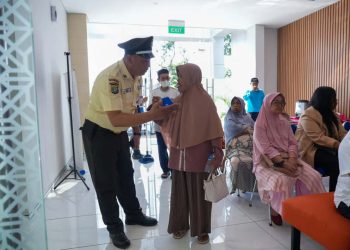 Melayani Sepenuh Hati, Security BRI BO Otista Hadirkan Kenyamanan bagi Nasabah Pensiunan