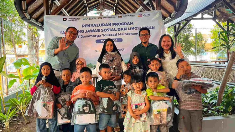 PT Jasamarga Tollroad Maintenance Salurkan Bantuan Peralatan Sekolah Sambut HUT ke-38