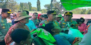 Kapolri Bersama DPR RI Tinjau Pengungsi Gempa Reo dan Serahkan Bantuan Sembako