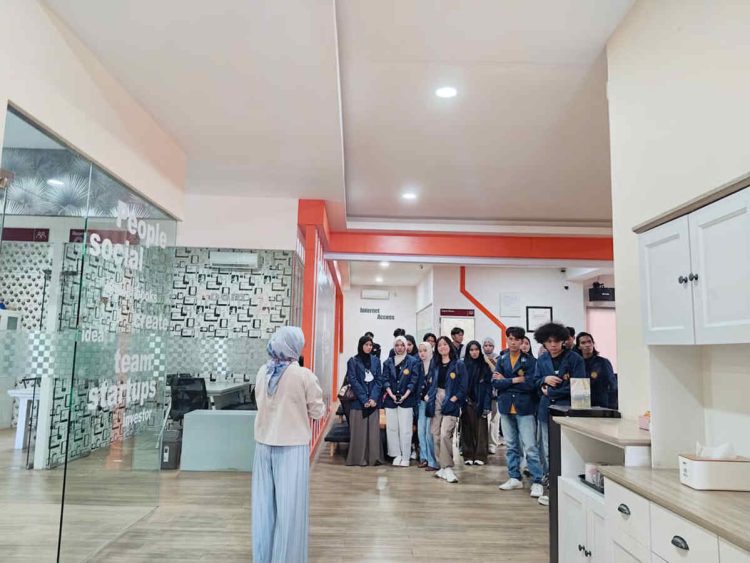 FIKOM UNASMAN Perkuat Kompetensi Mahasiswa Melalui Studi Banding Telkom AI Center